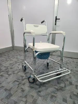 Photo - Four Wheel Commode Wheelchair寫真strong Wheelchair New Medical