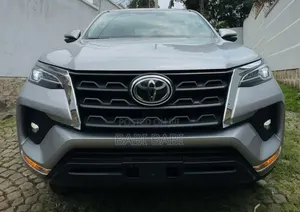 Toyota Fortuner 2023 Silver