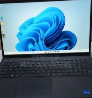 New Laptop Dell Vostro 3520 8GB Intel Core I5 SSD 1T