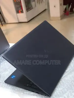 New Laptop Dell Vostro 3520 8GB Intel Core I5 SSD 1T