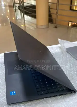 New Laptop Dell Vostro 3520 8GB Intel Core I5 SSD 1T