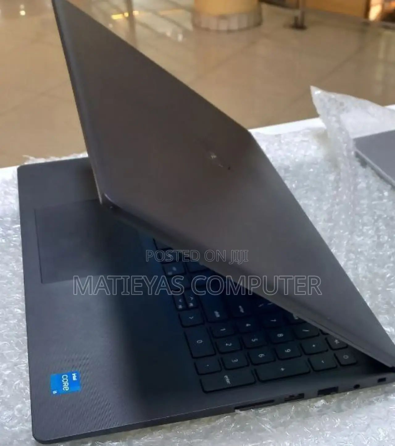 New Laptop Dell Vostro 3520 8GB Intel Core I5 SSD 1T