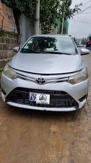 Photo - Toyota Yaris 2014 Silver
