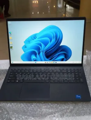 New Laptop Dell Vostro 3520 8GB Intel Core I5 SSD 1T