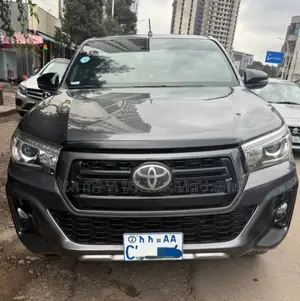 Photo - Toyota Hilux 2020 Gray