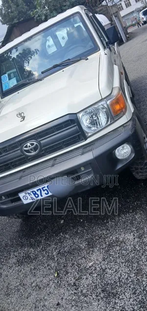 Photo - Toyota Land Cruiser 2015 White