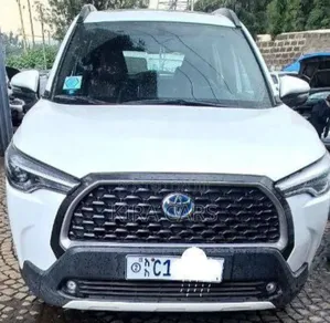 Photo - Toyota Corolla Cross 2022 White