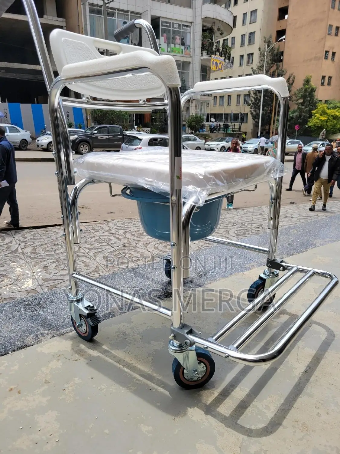 Pot Chair就摩multifunctional Design: It Serves Bedside Commode