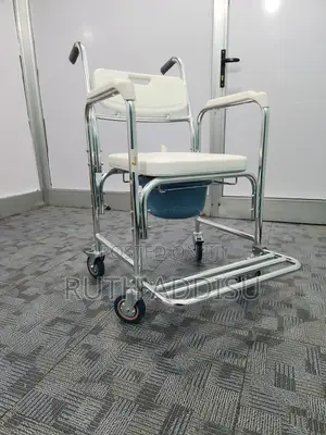 Photo - Four Wheel Wheelchair Commode為主commode Wheelchair New
