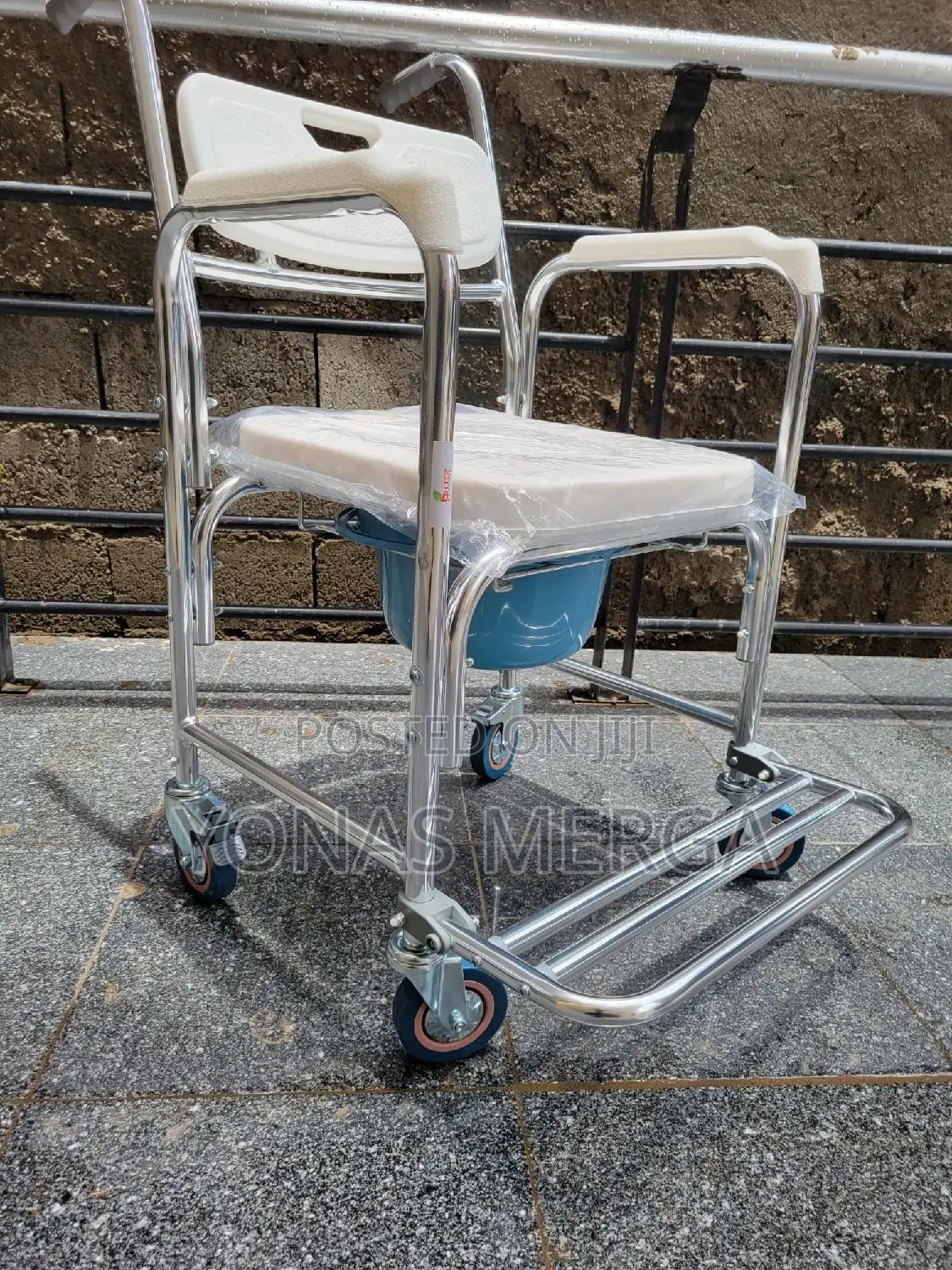 Toilet Chair=Anti-Rust Aluminum Frame,It Can Load Up To150kg