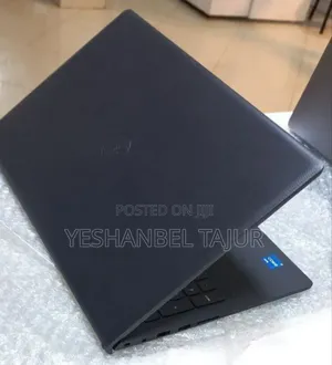 New Laptop Dell Vostro 3520 8GB Intel Core I5 SSD 1T