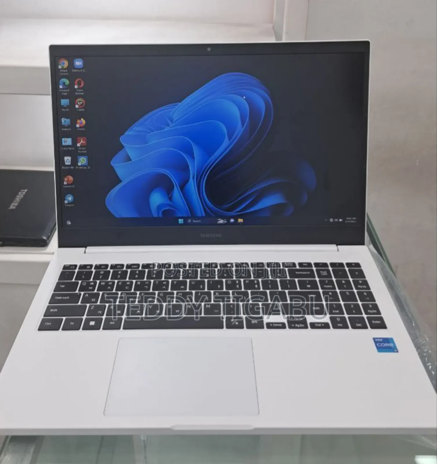 New Laptop Samsung 8GB Intel Core I5 SSD 256GB