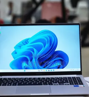 New Laptop Samsung 8GB Intel Core I5 SSD 512GB