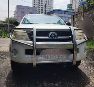 Photo - Toyota Hilux 2011 White