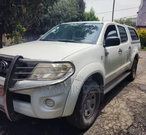Toyota Hilux 2011 White