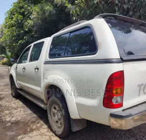 Toyota Hilux 2011 White