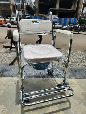 Photo - Wheelchair Commode朱紅commode Wheelchair重大commode Wheelchair