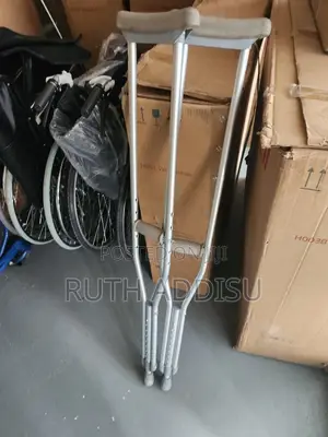 Photo - Axillary Bilateral Crutches朱紅axillary Crutches管道crutches