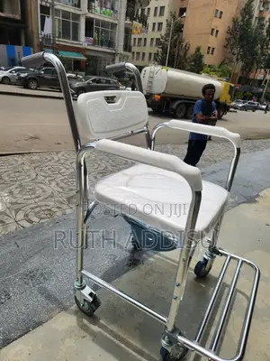 Photo - Wheelchair Commode衹我medical Wheelchair重大commode Wheelchair