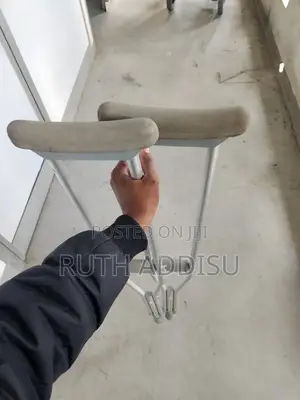 Photo - Axillary Bilateral Crutches獄中crutches𣋡了axillary Crutches