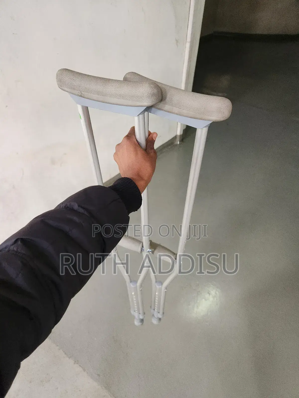 Crutches Under Arm Axillary Bilateral Crutches网了crutches