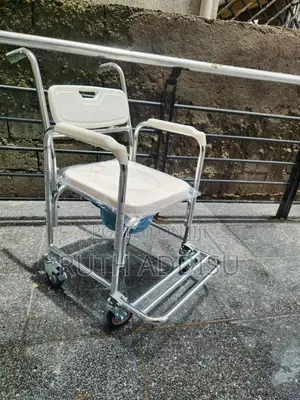 Photo - Commode Wheelchair段的wheelchair Commode使命commode Wheelchair