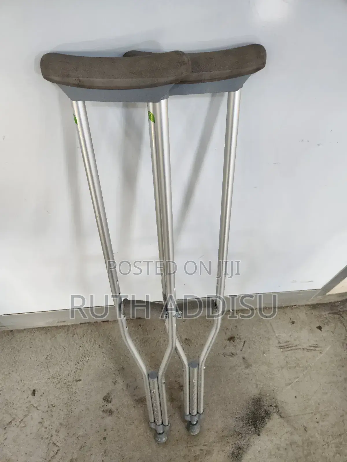 Bilateral Axillary Crutches重大crutches Axillary腱我crutches