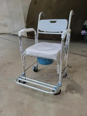 Multi-Use -- Commode/Shower Chair𤳙鬧small Wheels (Smooth)