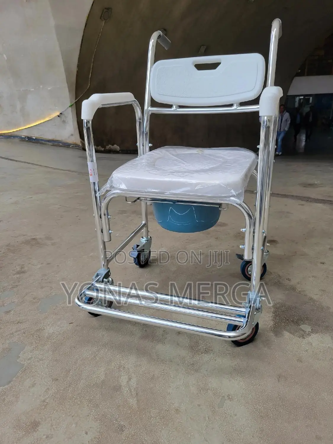 Commode Chair With Wheels㱔截comes With a Front Opening=Toilet