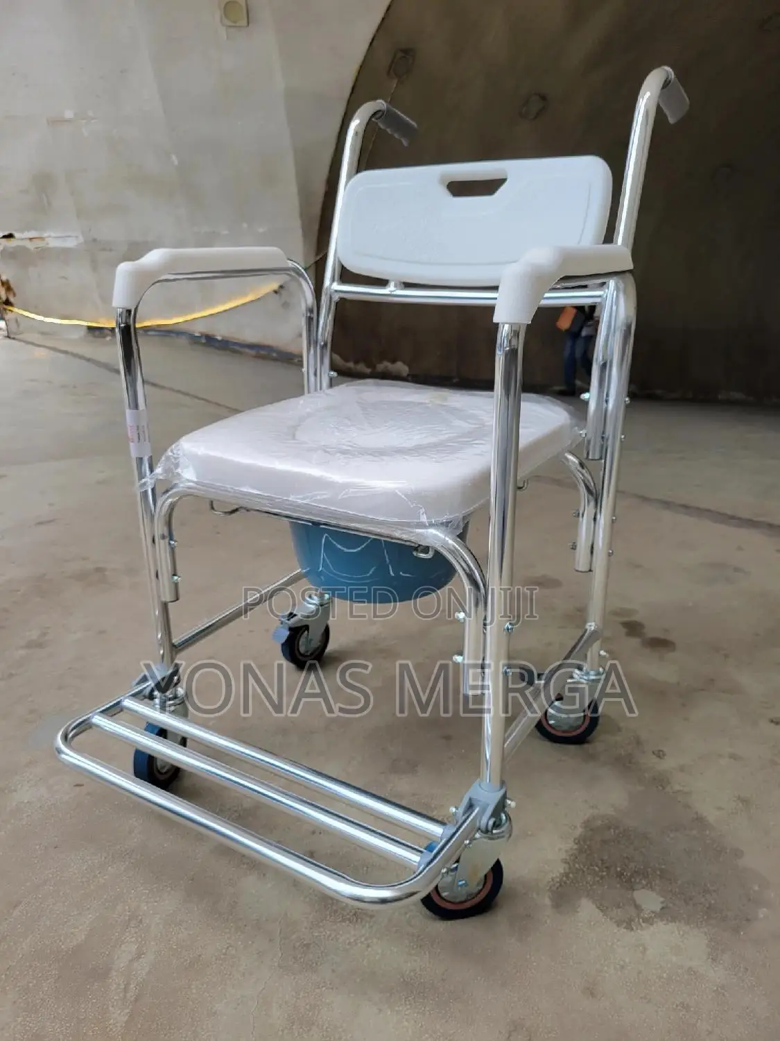 Toilet Chair=Flip-Up Armrests=Easy Transfer
Soft,Comfortable