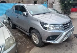 Photo - Toyota Hilux 2019 Silver