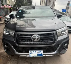 Photo - Toyota Hilux 2020 Blue