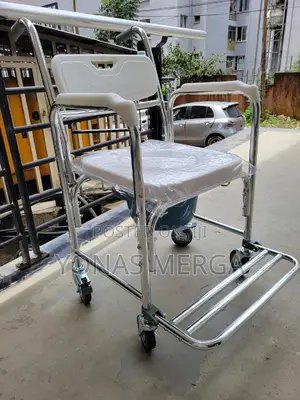 Photo - Toiley Chair乘裾commodo Chiar٧٥with Safety Brakes:Toilet Chair