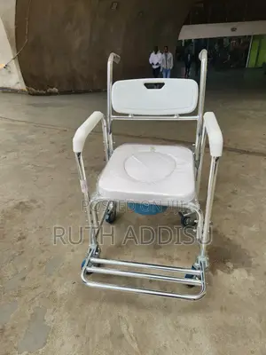Photo - Commode Wheelchair堵住commode Wheelchair朓不commode Wheelchair
