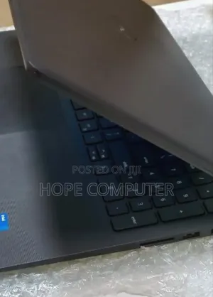 New Laptop Dell Vostro 3520 8GB Intel Core I5 SSD 1T