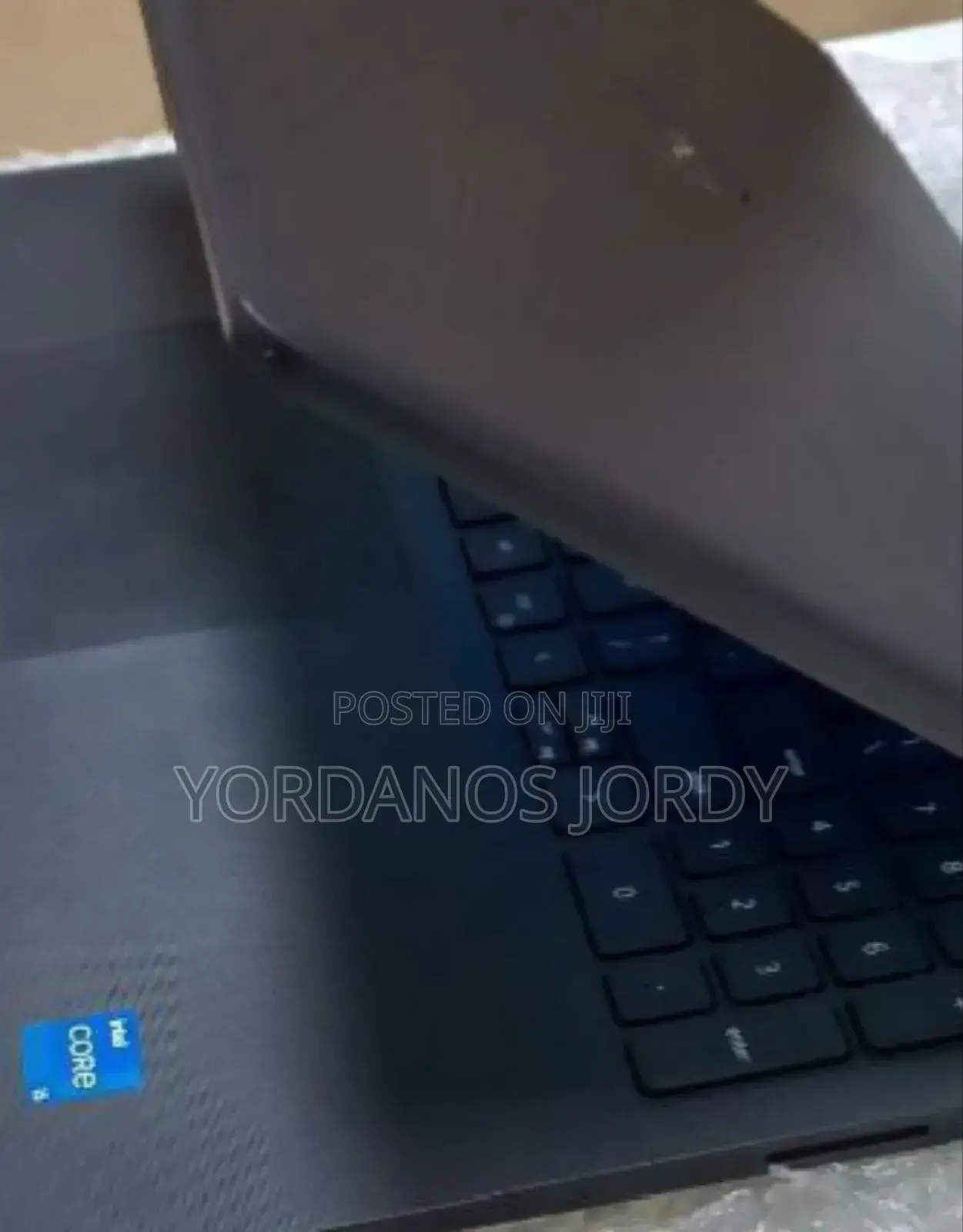 New Laptop Dell Vostro 3520 8GB Intel Core I5 SSD 1T