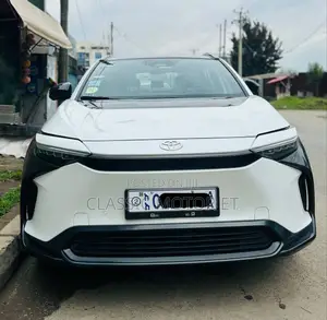 Toyota bZ4X 71.4 kWh AWD 2023 White