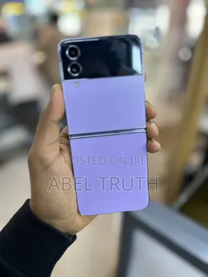 Photo - New Samsung Galaxy Z Flip4 256 GB Purple