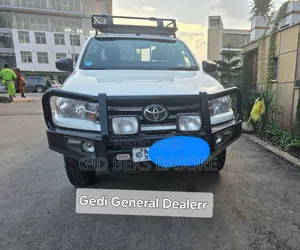 Photo - Toyota Hilux 2019 White