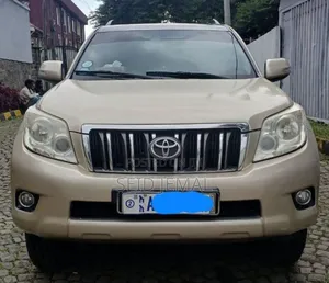 Photo - Toyota Land Cruiser Prado 2011 Gold