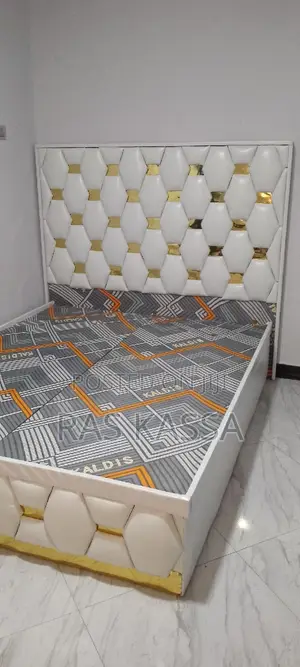 Photo - 1,50 ምርጥ እና ጠንካራ ቸስተር ፌልድ አልጋ