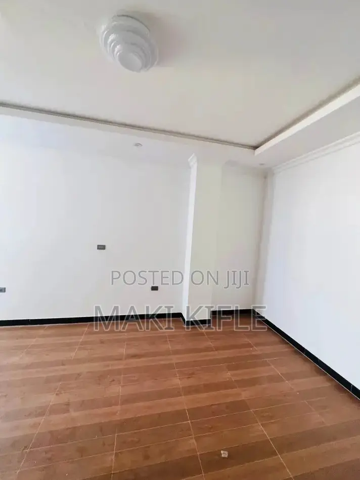 5bdrm Apartment in አፓርታማ, Nifas Silk-Lafto for sale