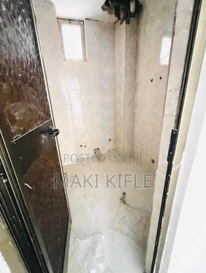 5bdrm Apartment in አፓርታማ, Nifas Silk-Lafto for sale