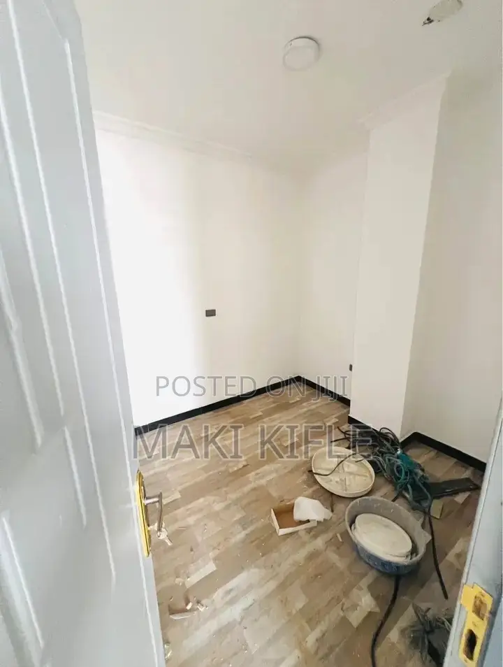 5bdrm Apartment in አፓርታማ, Nifas Silk-Lafto for sale