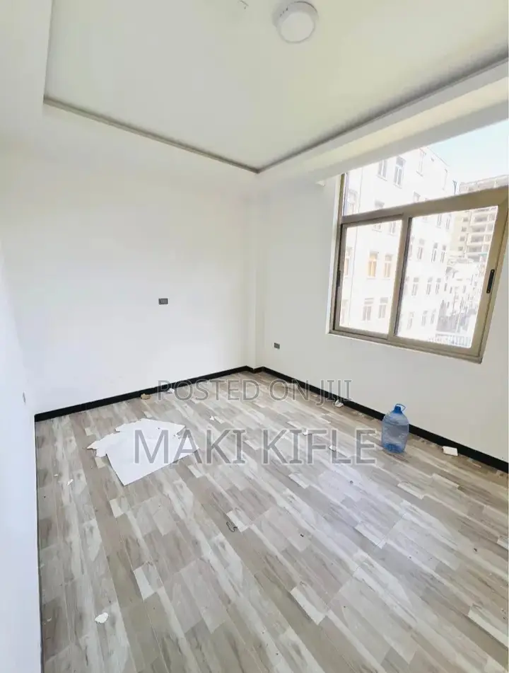5bdrm Apartment in አፓርታማ, Nifas Silk-Lafto for sale