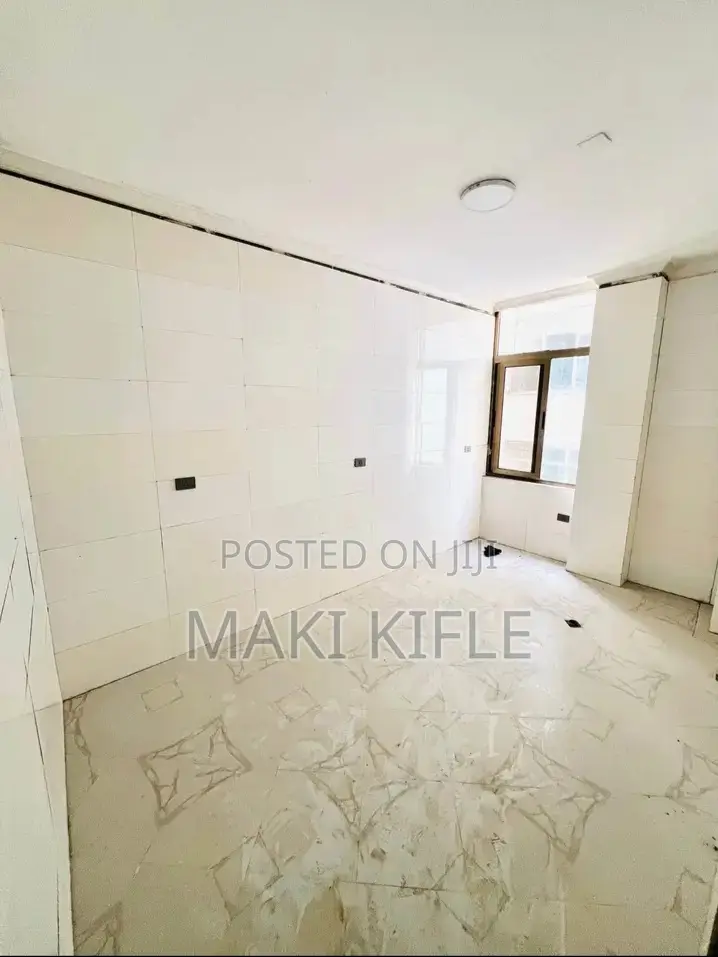 5bdrm Apartment in አፓርታማ, Nifas Silk-Lafto for sale