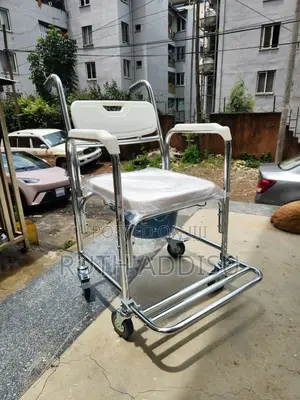 Photo - Commode Wheelchair肇事toilet Commode Wheelchair褣了commode New