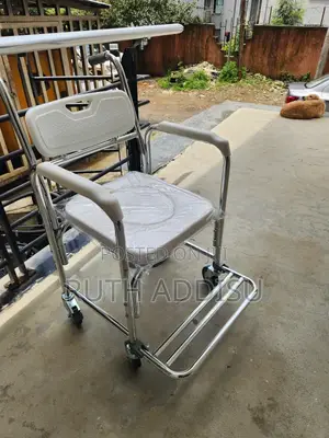 Photo - Commode Wheelchair堵死wheelchair Commode恢宏commode Wheelchair