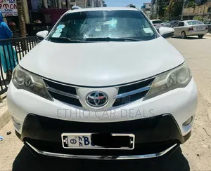 Photo - Toyota RAV4 2015 White