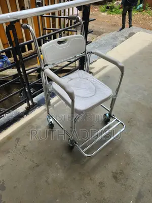 Photo - Wheelchair Commode威望commode Wheelchair缺乏commode Wheelchair